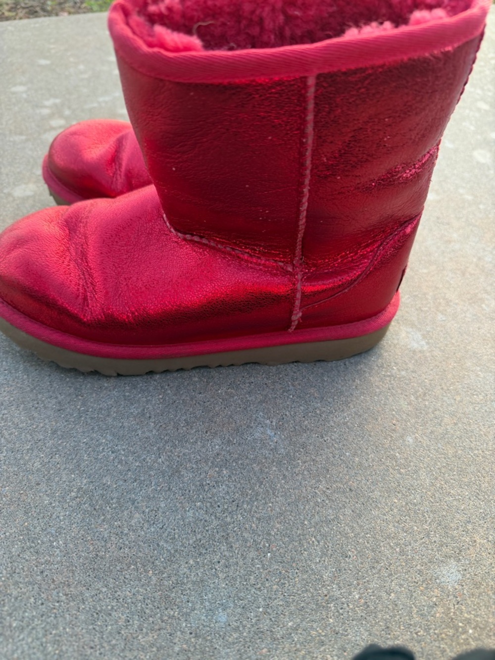 NEW UGG Girls Classic II Cozy Sheepskin Lined Pull-On Metallic Red Boots Sz 4 - Picture 3 of 11